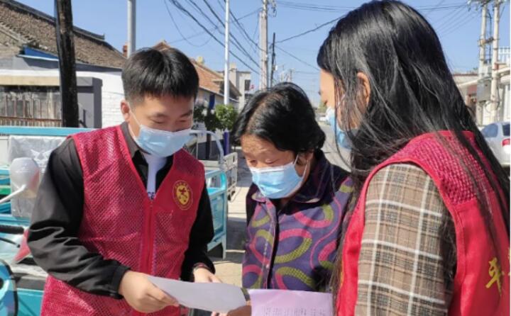 9月2日，鎮(zhèn)里的工作人員正在給村民宣傳生物質清潔取暖的好處，從經濟、環(huán)保、安全、高效、便捷等方面向群眾詳細介紹，并向現場群眾和過往行人發(fā)放《生物質顆粒爐具政策解讀及安裝明白紙頁》，對群眾關心關注的問題進行答疑解惑。